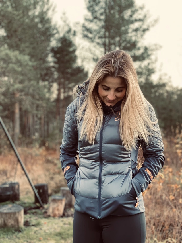 Johaug Jakke Advance Primaloft Dun S Feminin, teknisk og varm jakke D.Blue 