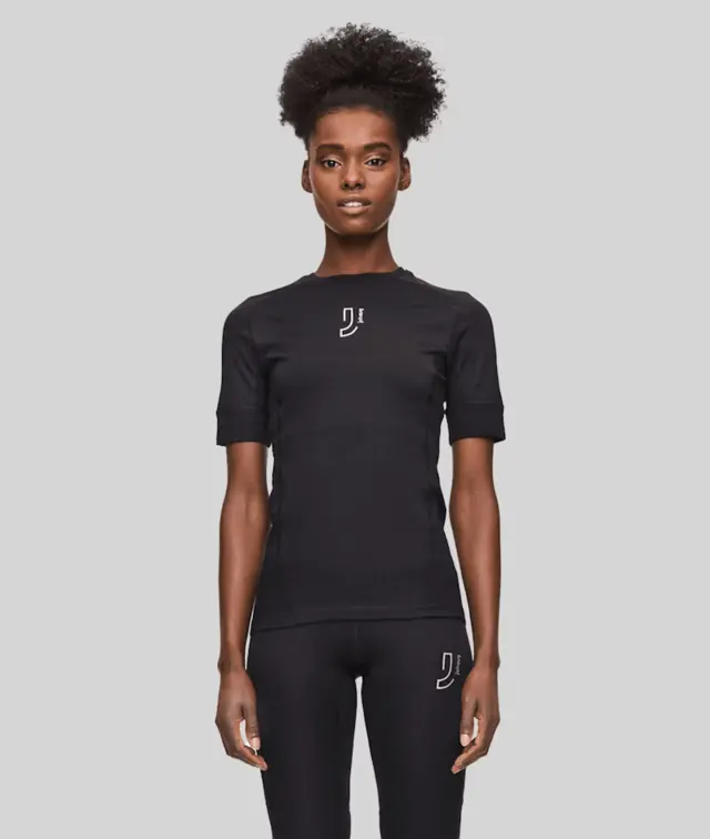 Johaug Dame Lithe Tech Ull Trøye S En feminin, sporty t-skjorte i ull TBLCK 