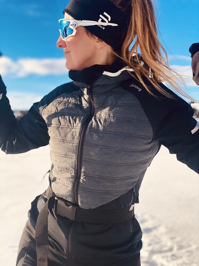 Johaug Concept Jakke XS Teknisk jakke med hette til dame TBLCK 