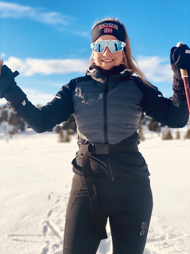 Johaug Concept Jakke XS Teknisk jakke med hette til dame TBLCK 