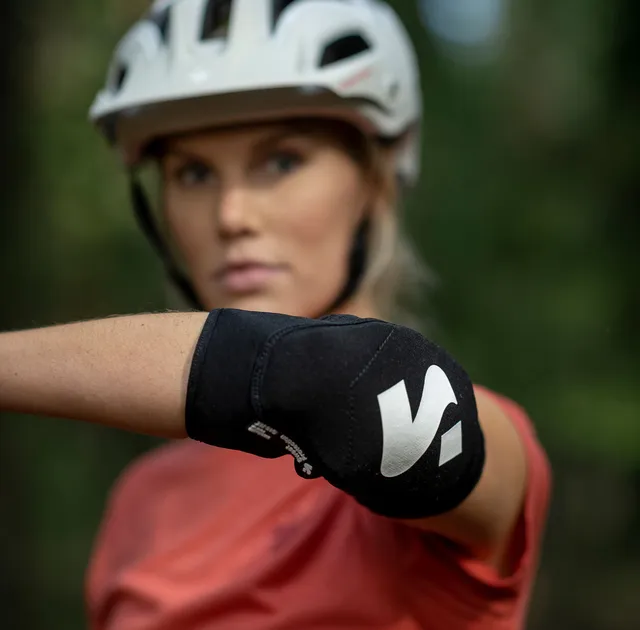 Sweet Elbow Guards XL Lett og elastisk albuebeskytter - Black 