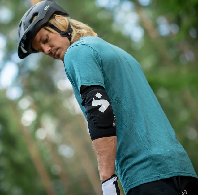 Sweet Elbow Guards S Lett og elastisk albuebeskytter - Black 